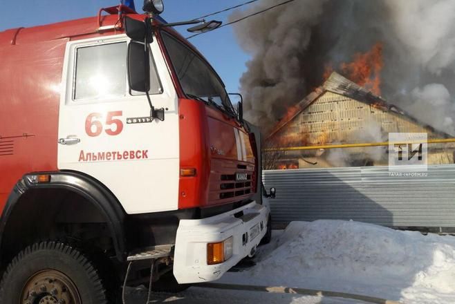 В Альметьевском районе при попытке потушить пожар пострадал хозяин дом